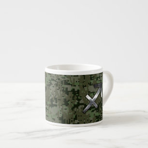 Sagittarius Zodiac Symbol på Woodland Digital Camo Espressomugg