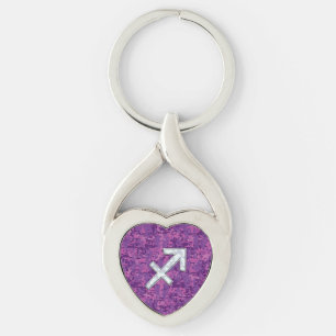 SagittariusZodiacsymbol på Fuchsia Digital Camo Twisted Heart Silverfärgad Nyckelring