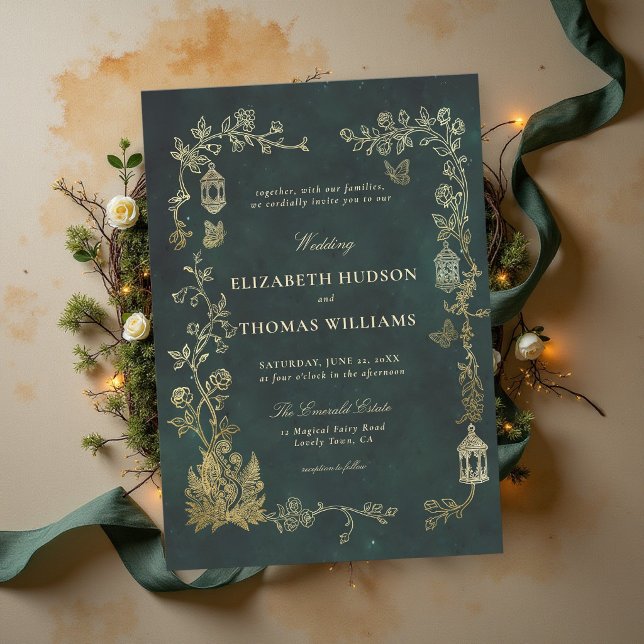 Sagokärna Skogs Ädelstensgrön Magisk Bröllop Inbjudningar (fairycore woodland emerald green faux gold wild vine roses butterflies magical wedding invitation)