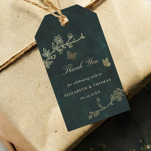 Sagokärna Skogs Ädelstensgrön Magisk Bröllop Presentetikett (fairycore wedding gift tag woodland lanterns wild roses vines butterflies ferns emerald green gold)
