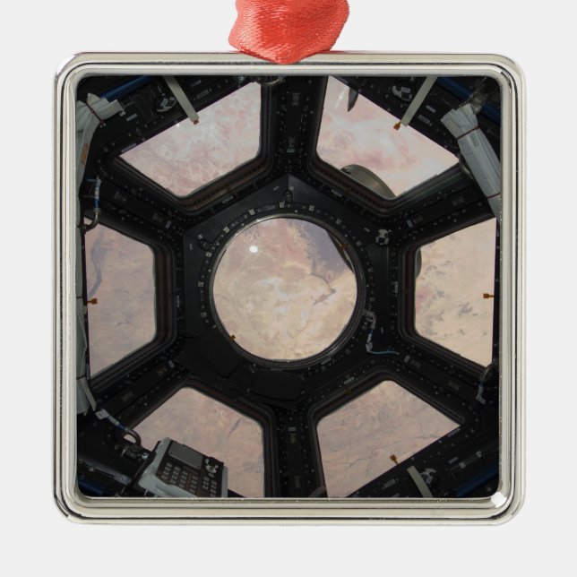 Saharaöknen syns genom fönstren julgransprydnad metall (Framsidan)