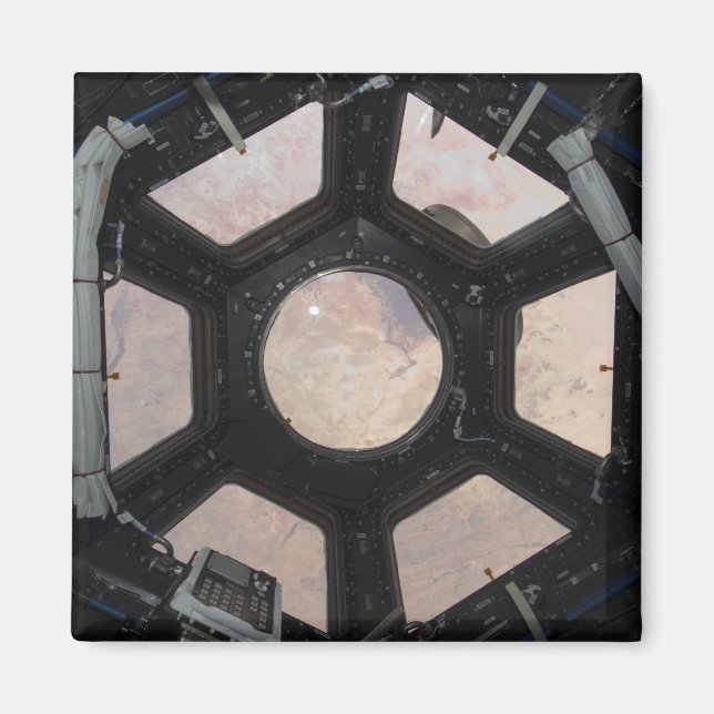 Saharaöknen syns genom fönstren magnet (Framsidan)