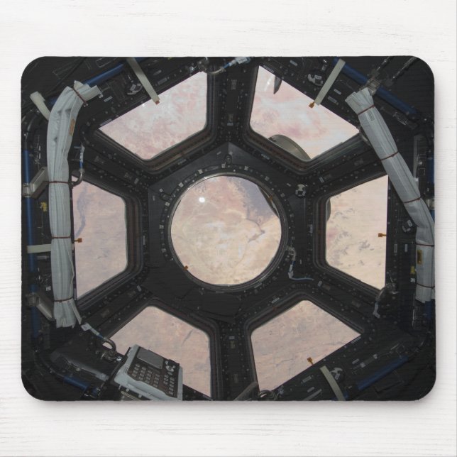 Saharaöknen syns genom fönstren musmatta (Framsidan)