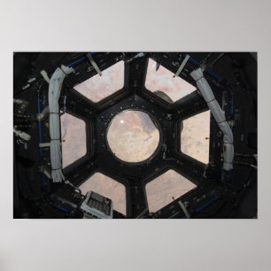 Saharaöknen syns genom fönstren poster