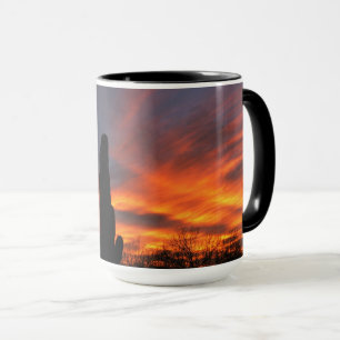 Sahuaro cactus med en briljant Arizona sunset mugg