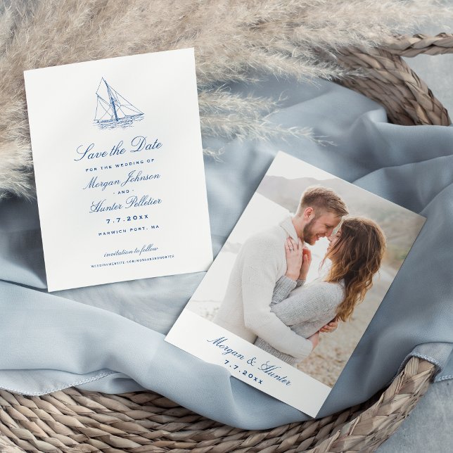 Sailboat Elegant Navy Blue Bröllop Photo Spara Datumet (Sailboat and Waves Wedding Save the Date with Photo for an Elegant Navy Blue Yacht Club Wedding)
