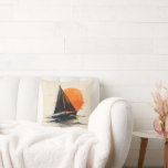 Sailboat-skiss med Orange Sol Kudde<br><div class="desc">En segelbåt navigerar genom det stiliserade vågar med en slående orange sol i bakgrunden</div>