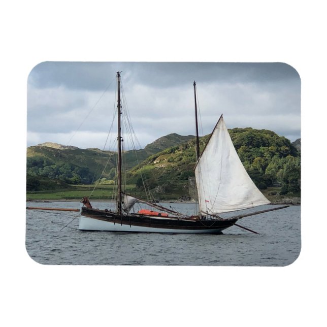 Sailing Boat in Loch Crinan, Skottland Magnet (Horisontell)