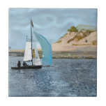 SAILING BOAT KAKELPLATTA<br><div class="desc">En konstdesign av två manar som seglar under eftermiddag.</div>
