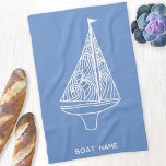 Sailing Boat Namn Nautical Kökshandduk<br><div class="desc">Lägg till din egen båt namn till denna moderna blå och vita segelbåt. Perfekt för en båt,  ett strandhus i sjö eller för någon som färdas i kärlek.</div>