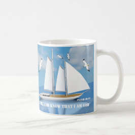 Sailing Yacht on Lugn Vatten with Soaring Fiskmåsa Kaffemugg