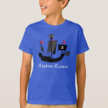 Sailor Pirat Boys Birthday T Shirt Blue<br><div class="desc">En speciell skjorta för födelsedagspojken eller ett barn som kärlek pirater och pirat fraktaser. Silhouette av stor frakt med anpassade och namn. Klicka på anpassa den om du vill ändra färg, stil osv. Välj skjortan färg. Vit text som används här för färgad-skjorta. (om du väljer en vit skjorta plocka ett...</div>