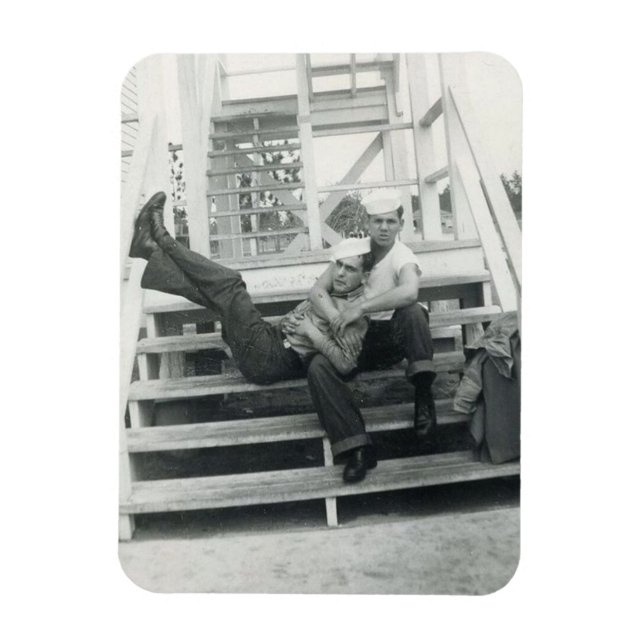 Sailors Embrace Magnet (Vertikal)