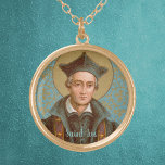 Saint Ivo av Kermartin (BK 015) Guldpläterat Halsband<br><div class="desc">Image Kredit (BK 015): Antique image of St. Ivo of Kermartin from a late 1800 devotional print in gilt chromolithography (Franciscan Series),  ursprungligen publicerad av B. Kühlen,  Mönchengladbach,  Tyskland,  från designerns privata samling av religiösa ephemera.   Feast: 19 maj</div>