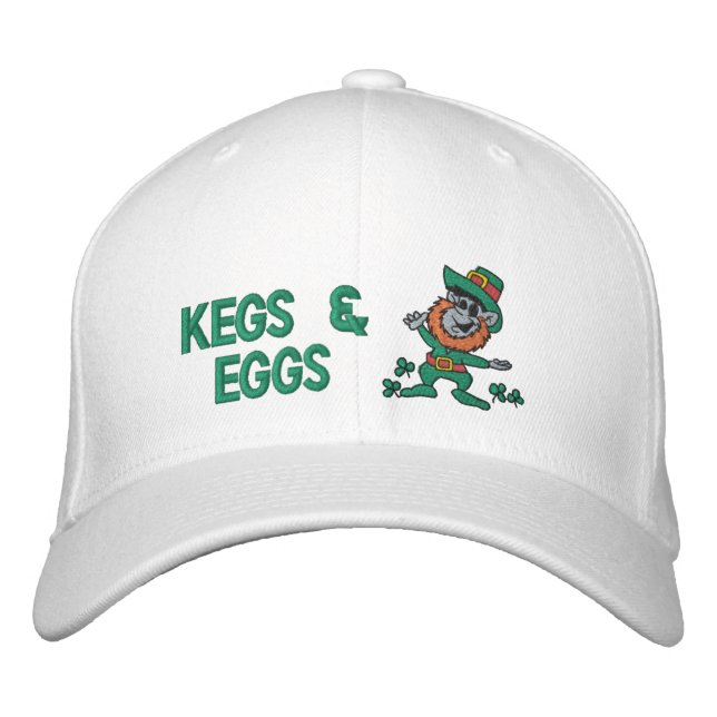 Saint Patricks Day Kegs & Eggs Hat Broderad Keps (Framsida)