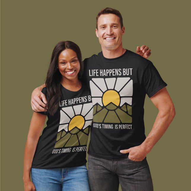 Sak händer, men Guds tid är Perfekt, Unisex T Shirt (Skapare uppladdad)