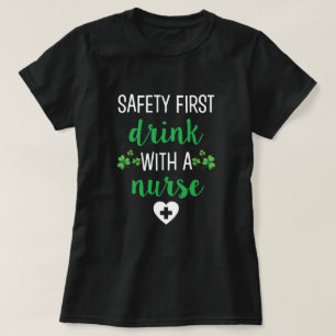 Säkerhet dricker först med en utslagsplats för t-shirt