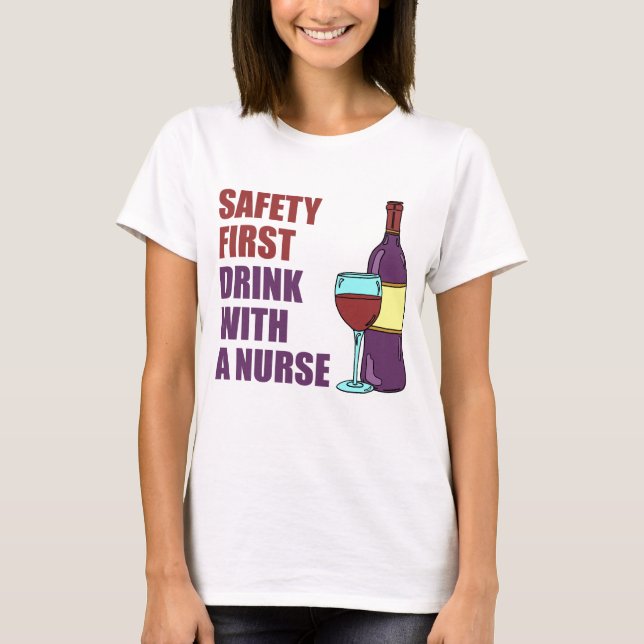 Säkerhet dricker först med sjuksköterskan t-shirt (Framsida)