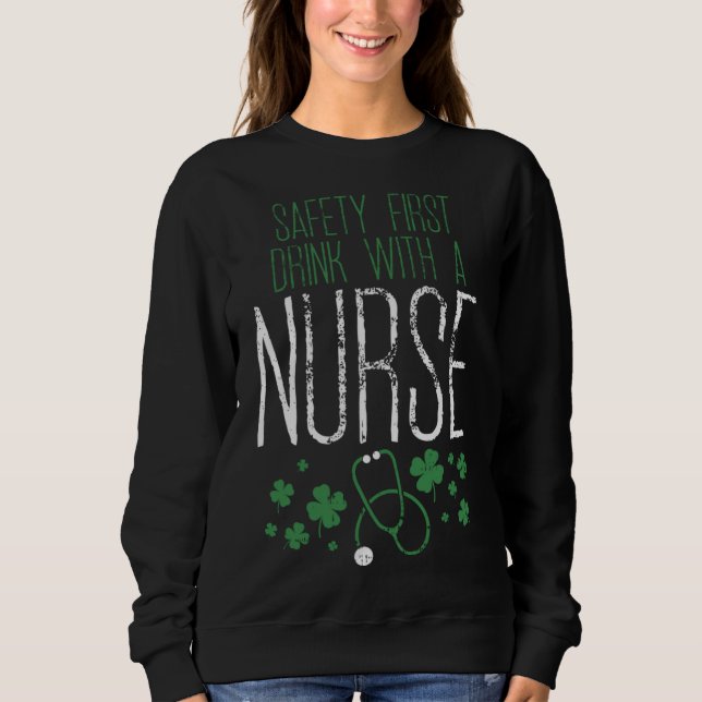 Säkerhet först Drick med en sjuksköterska St patri T Shirt (Framsida)