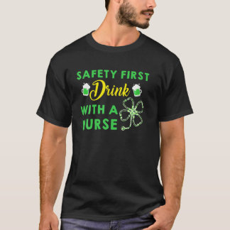 Säkerhet Först Drick Med En Sjuksköterska St Patri T Shirt