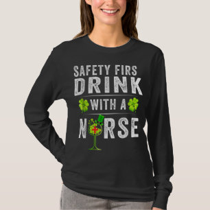 Säkerhet först Drick med en sjuksköterska St patri T Shirt