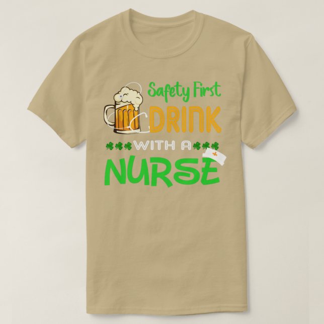 Säkerhet först Drick med en sjuksköterska T Shirt (Design framsida)