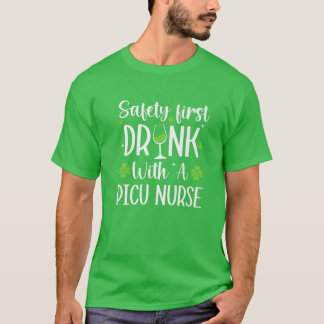 Säkerhet först Drick med PICU Nurse St Patricks D T Shirt