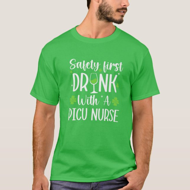 Säkerhet först Drick med PICU Nurse St Patricks D T Shirt (Framsida)