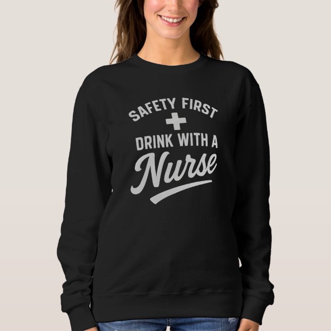 SÄKERHET FÖRST  +  DRIK MED EN Sjuksköterska T Shirt (Framsida)