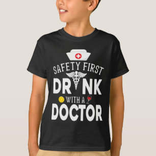 Säkerhet som först drar Vin med Doktor på St Pat T Shirt