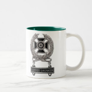 Sakkunnigt kaffesupareemblem Två-Tonad mugg