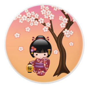 Sakura Kokeshi Doll - Geisha Girl på Peach Knopp