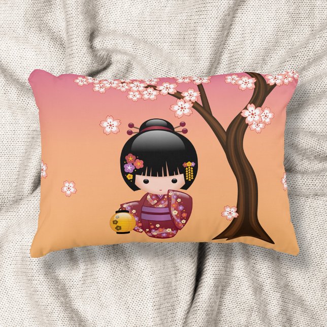 Sakura Kokeshi Doll - Geisha Girl på Peach Prydnadskudde (Skapare uppladdad)