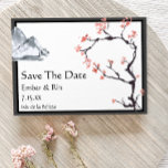 Sakura Mountain | Avslappnad v2 Gräns Spara datum Datumet<br><div class="desc">Detta sakura-berg | avslappnad v2 gräns Spara datumet som är perfekt för din avslappnad, det moderna minimalistiska bröllop. Den här designen har sakura träd med körsbärsberg, vattenfärgsberg och enkel kalligrafi för att göra bröllop speciellt i vår, sommar, fall eller vinter. Jag ber er att ni kan ställa frågor till oss...</div>