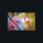 Sakurablommornas naturliga sammansättning i Vår Canvastryck<br><div class="desc">En träd med tre rosa sakura blommor och tre knoppar. En mjuk bakgrund av blommar med rosa körsbär, grönt löv och blå himmel. En naturlig konstnärlig sammansättning. En extra-stor digital målning från ett foto. blommigten i fantastisk sträckte ut kanvastrycket för att dekorera ställe eller för att användas som gåva på...</div>