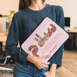 Salam | Årsgåvor till iransk flickvän Laptop Fodral<br><div class="desc">Salam | Iranska julklappar för Girlvän - Minneshögtid din speciella dag med persisk värme. Med en textfunktion i anpassadet är laptop sleeve den idealiska presenten för att visa kärlek och uppskattning. Det är ett praktiskt och känsligt val som gör att du kan uttrycka dina känslor samtidigt som du skyddar hennes...</div>