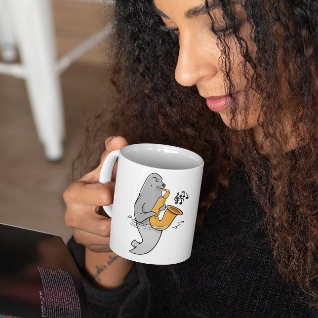 Sälar som spelar saxofon kaffemugg (Skapare uppladdad)
