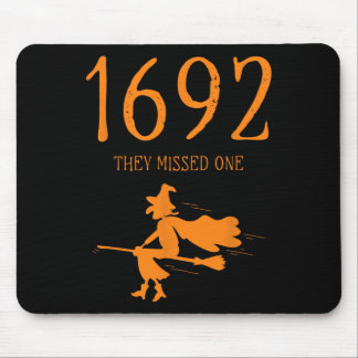 Salem 1692 de missade en Roligt Halloween Witch 2 Musmatta