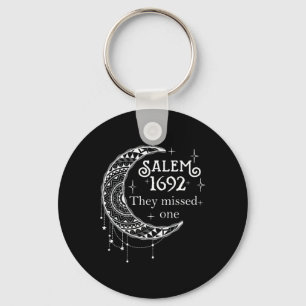 Salem 1692 De missade en - Salem Witch 1692 Hall Nyckelring