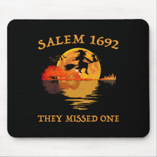 Salem 1692 de missade en Witch Riding Broom Hall Musmatta