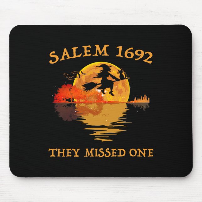 Salem 1692 de missade en Witch Riding Broom Hall Musmatta (Framsidan)