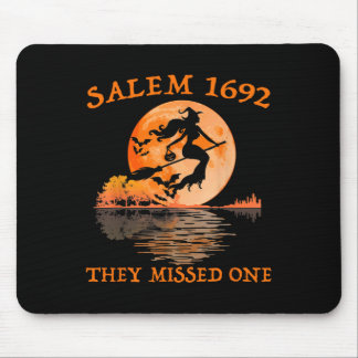 Salem 1692 de missade en Witch Riding Broom Hall Musmatta