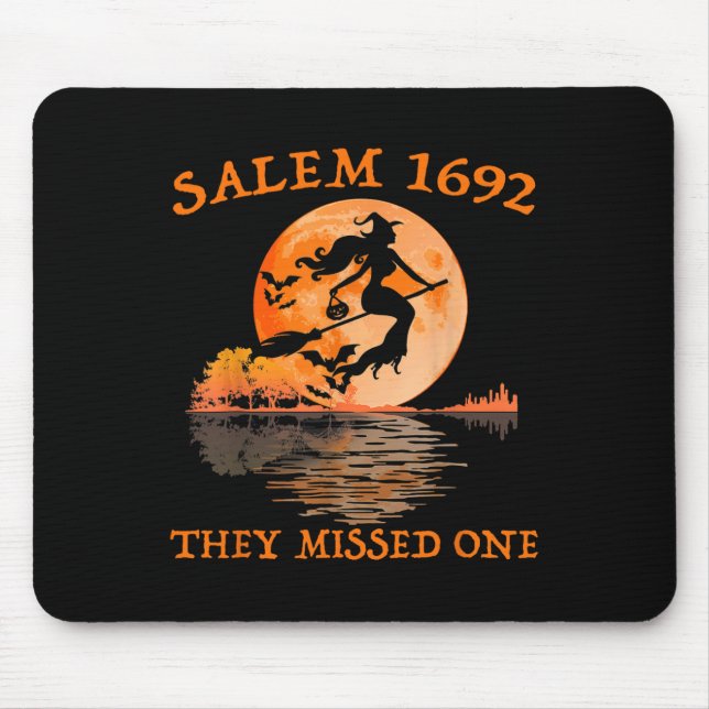 Salem 1692 de missade en Witch Riding Broom Hall Musmatta (Framsidan)