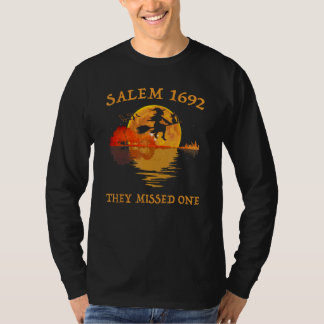 Salem 1692 de missade en Witch Riding Broom Hall T Shirt