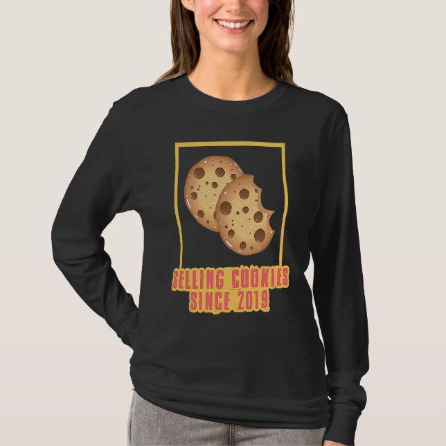 Säljer kakor sedan 2019 Bakning Cookie T Shirt (Framsida)