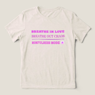 Sällsam Rosa Momfulness-läge PÅ – Andas Kärlek T Shirt
