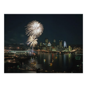 Sällsynt-Pittsburgh på natten med fyrverkerier Fototryck
