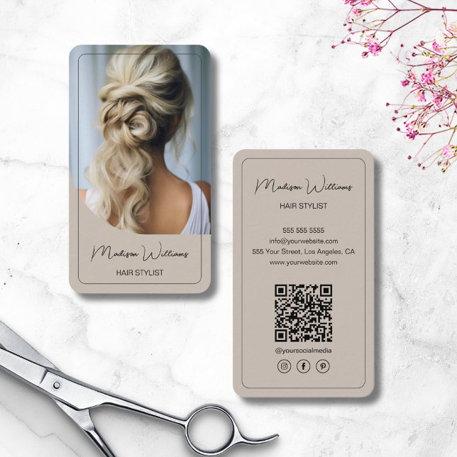 Salon Beige i Modern Script Hair Stylist Visitkort (Modern Script Hair Stylist Salon Beige Business Card)