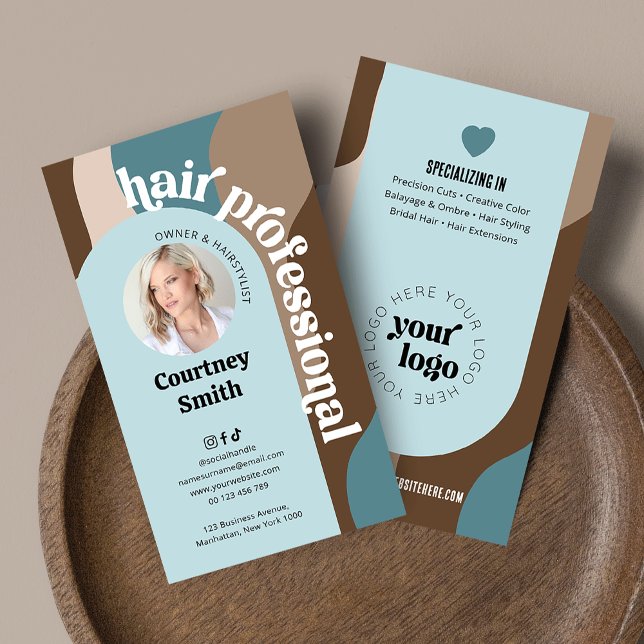 Salon-foto för trendiget Retro Blue & Taupe Hair S Visitkort (Trendy hair professional business cards with custom photo and retro fonts and your logo)