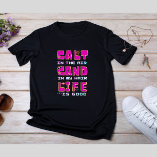 Salt i luft, sand i håret. Livet är bra T Shirt